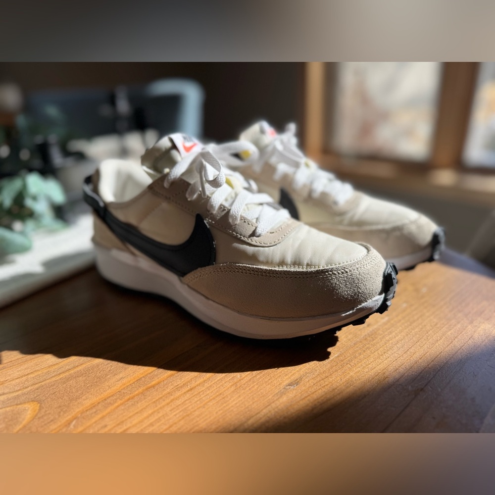 EUC - WOMEN'S NIKE WAFFLE DEBUT SNEAKERS